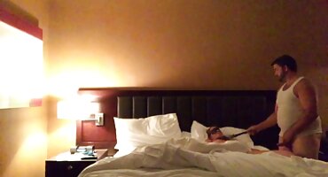 sex teen học sinh Stepmom an ủi stepson trên giường phim sex sex với âm hộ của cô.