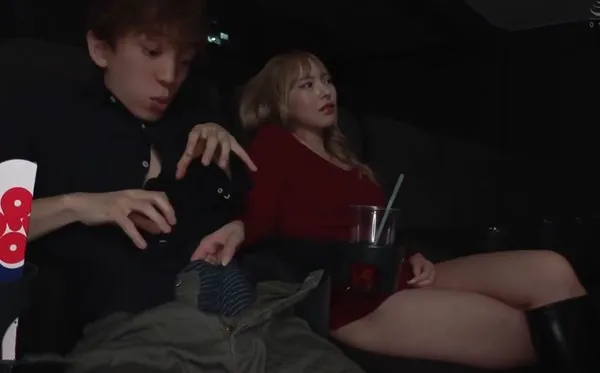 sex đồ ren đi xem phim một mình, thanh niên bị chị gái thánh dâm kế bên sờ trym