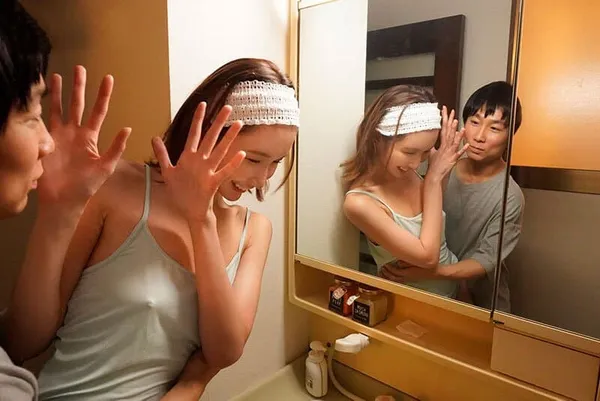 lisa clip sex Lỡ chuyến tàu, tôi ngủ nhờ nhà em đồng nghiệp và em ấy mặc đồ ngủ khiến tôi…