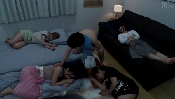 jenny mod xxx Mấy cô bạn thân để ngủ nhờ, nữa đêm thanh niên lén địt từng em